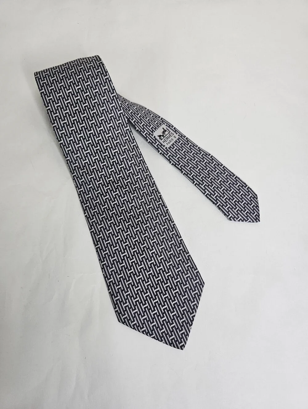 Authentic Hermes Silk Tie 5139 HA Interlocking H Pattern Grey Navy Luxury
